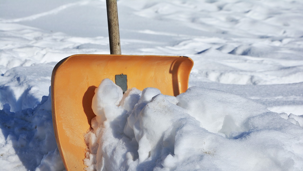 snow shovel 2001776 1280 pixabay