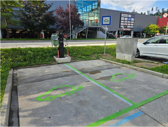 Dve električni polnilnici, ki stojita za občinsko stavbo.